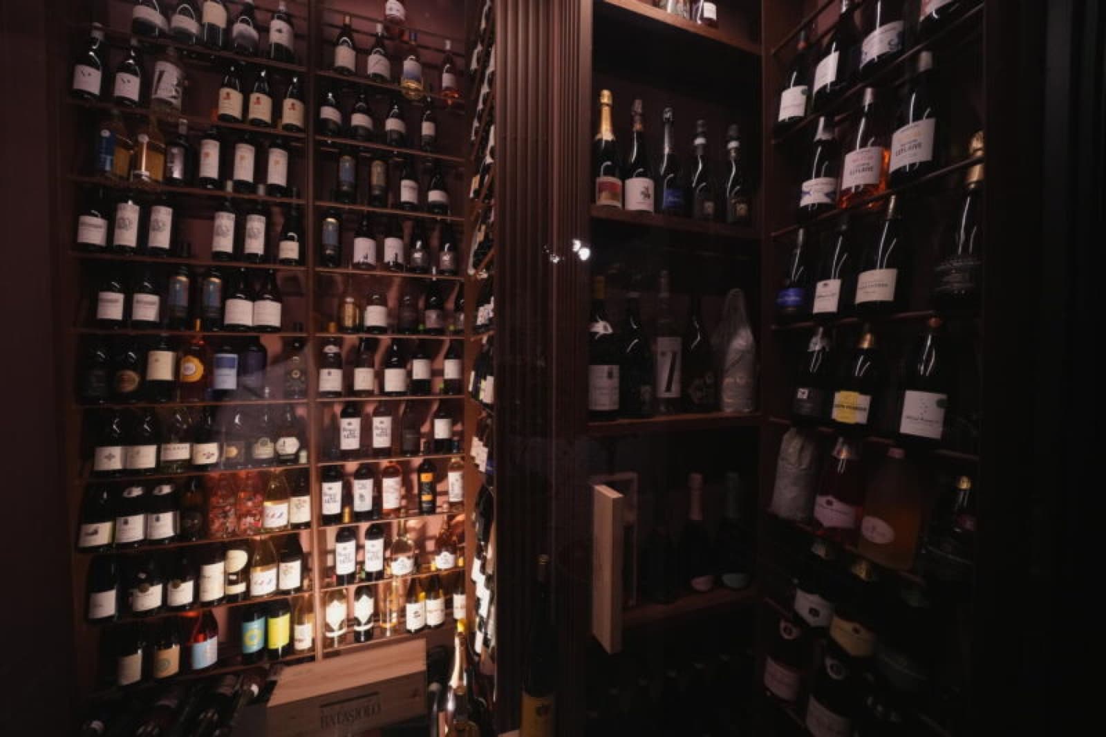La parete di bottiglie dell'enoteca Filippo's