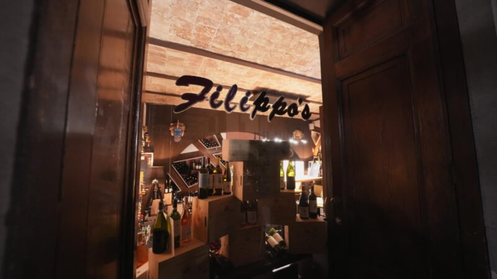 L'ingresso di Filippo's, con l'insegna illuminata