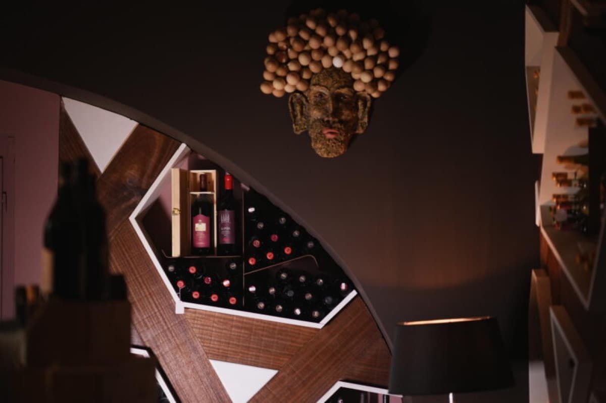La maschera in legno sopra la cantina