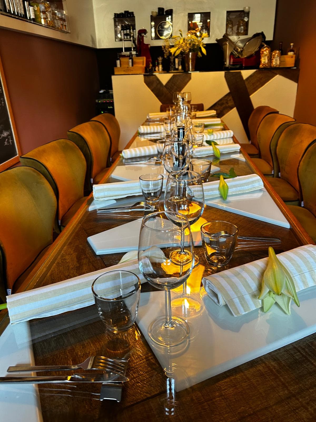 La sala del ristorante Filippo's apparecchiata per la cena