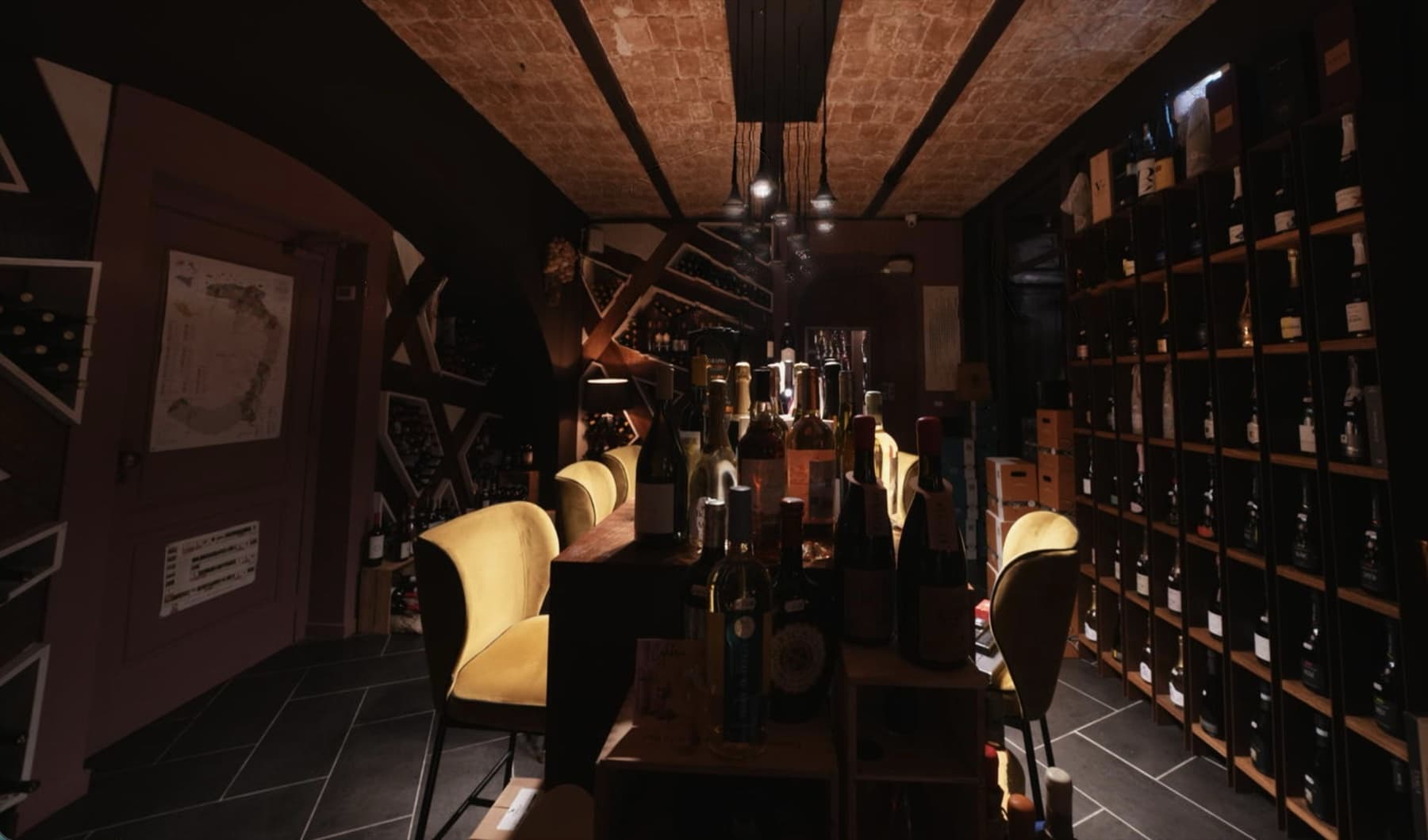 La cantina dell'enoteca Filippo's, con le bottiglie in esposizione
